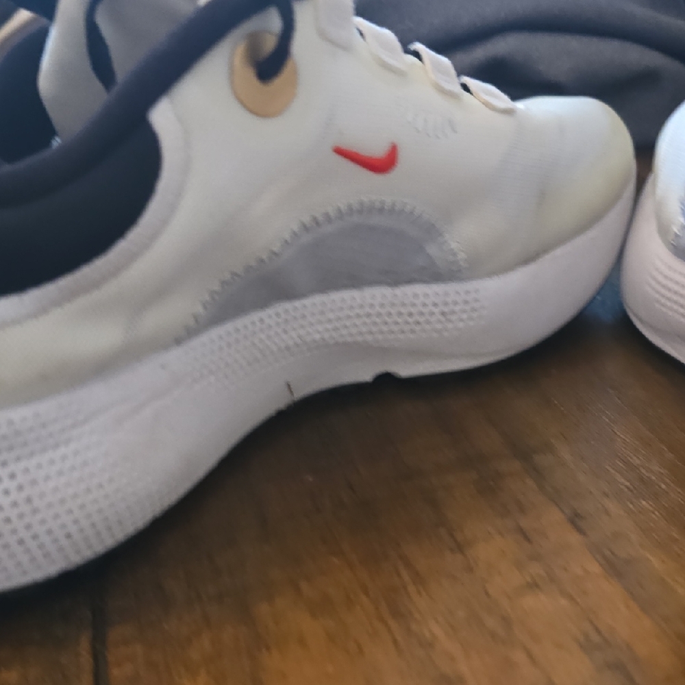 Nike White and Black Running Shoes with Gold Swoosh - Picture 11 of 13